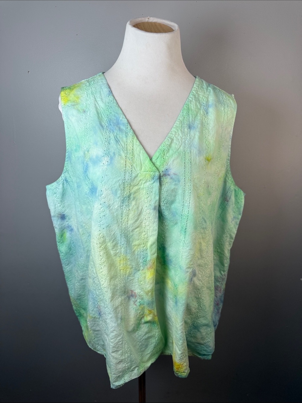 Sleeveless V-Neck Tie-Dye Eyelet Tank Top in Mint Green